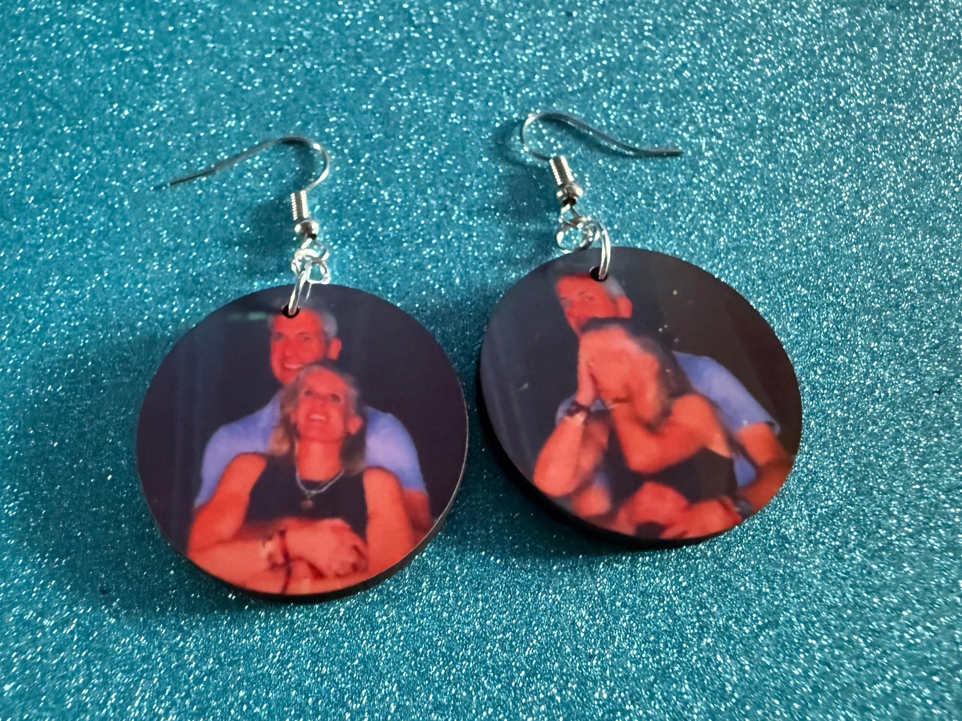 Coldplay Kiss Cam Earrings - Meme Earrings Concert Affair