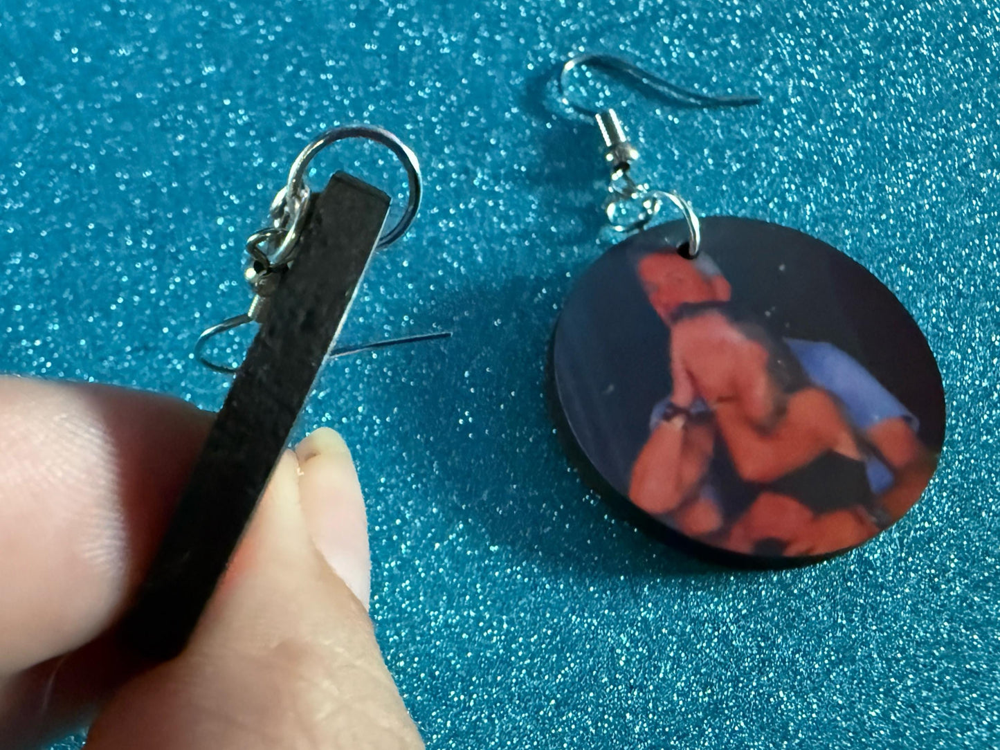 Coldplay Kiss Cam Earrings - Meme Earrings Concert Affair