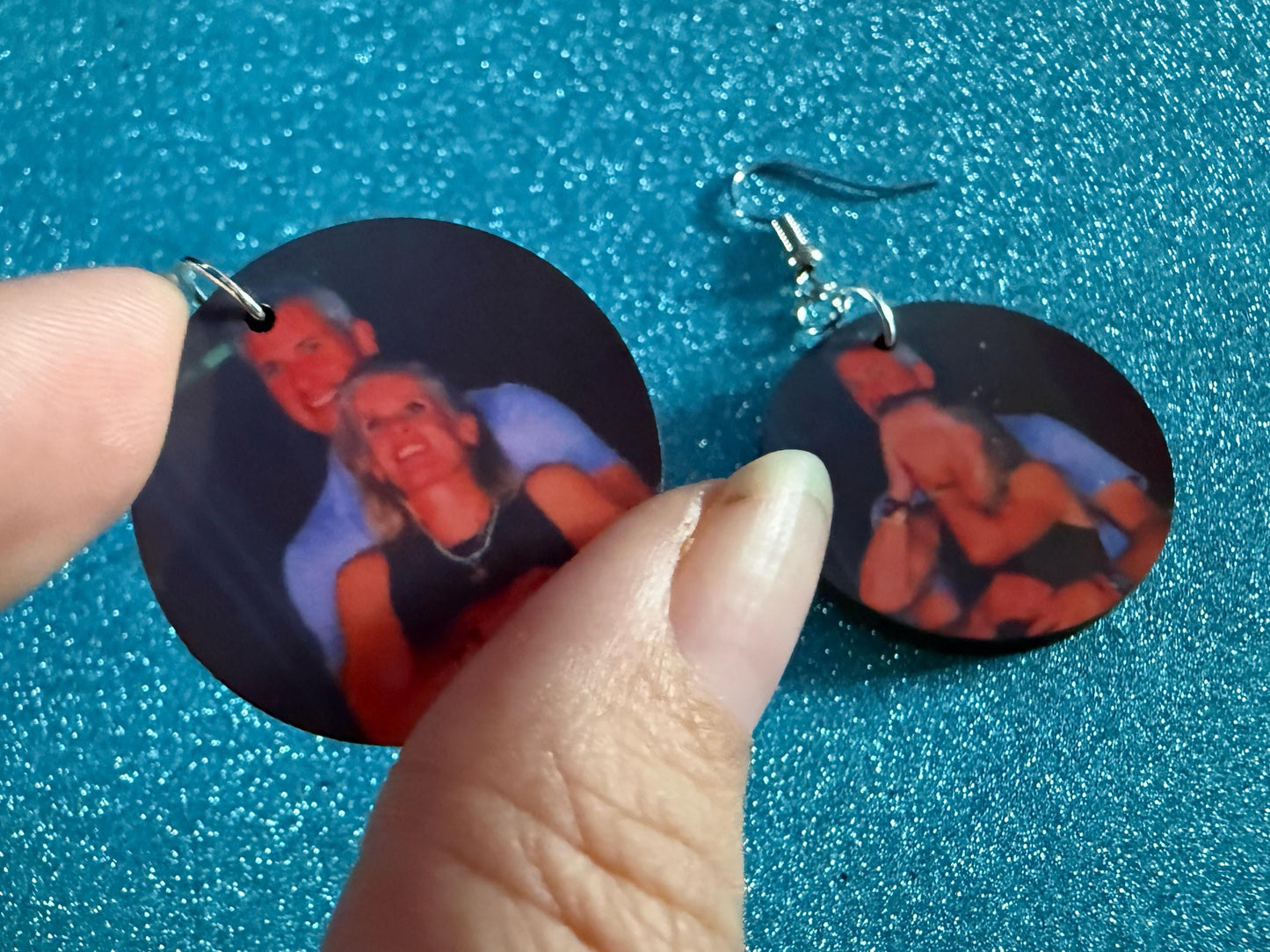 Coldplay Kiss Cam Earrings - Meme Earrings Concert Affair