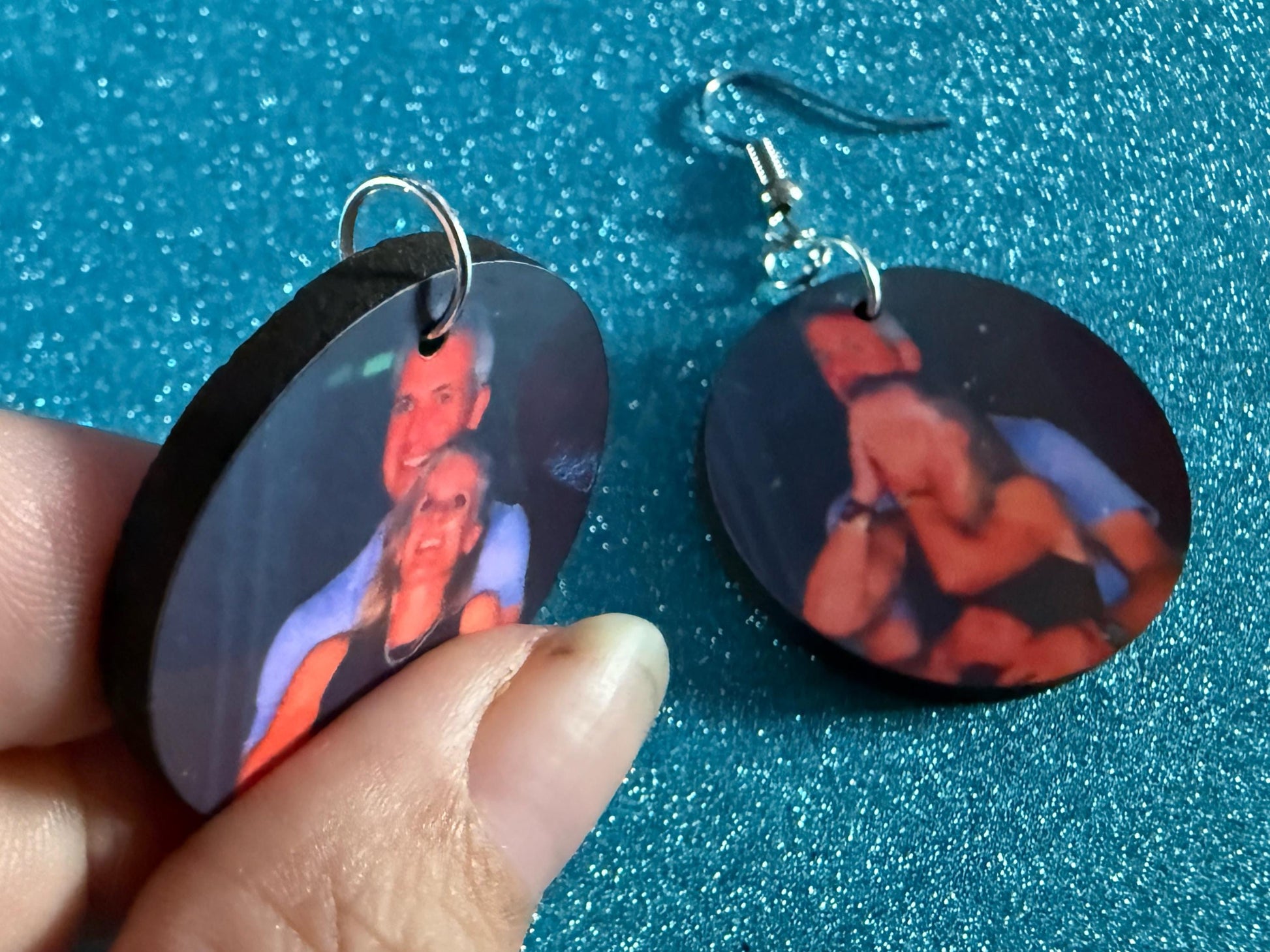 Coldplay Kiss Cam Earrings - Meme Earrings Concert Affair
