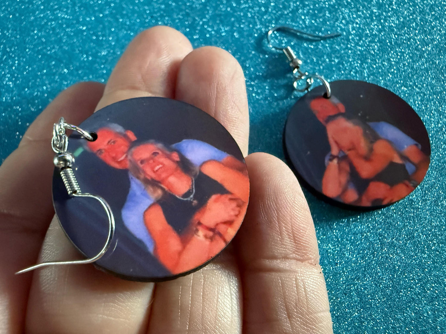 Coldplay Kiss Cam Earrings - Meme Earrings Concert Affair