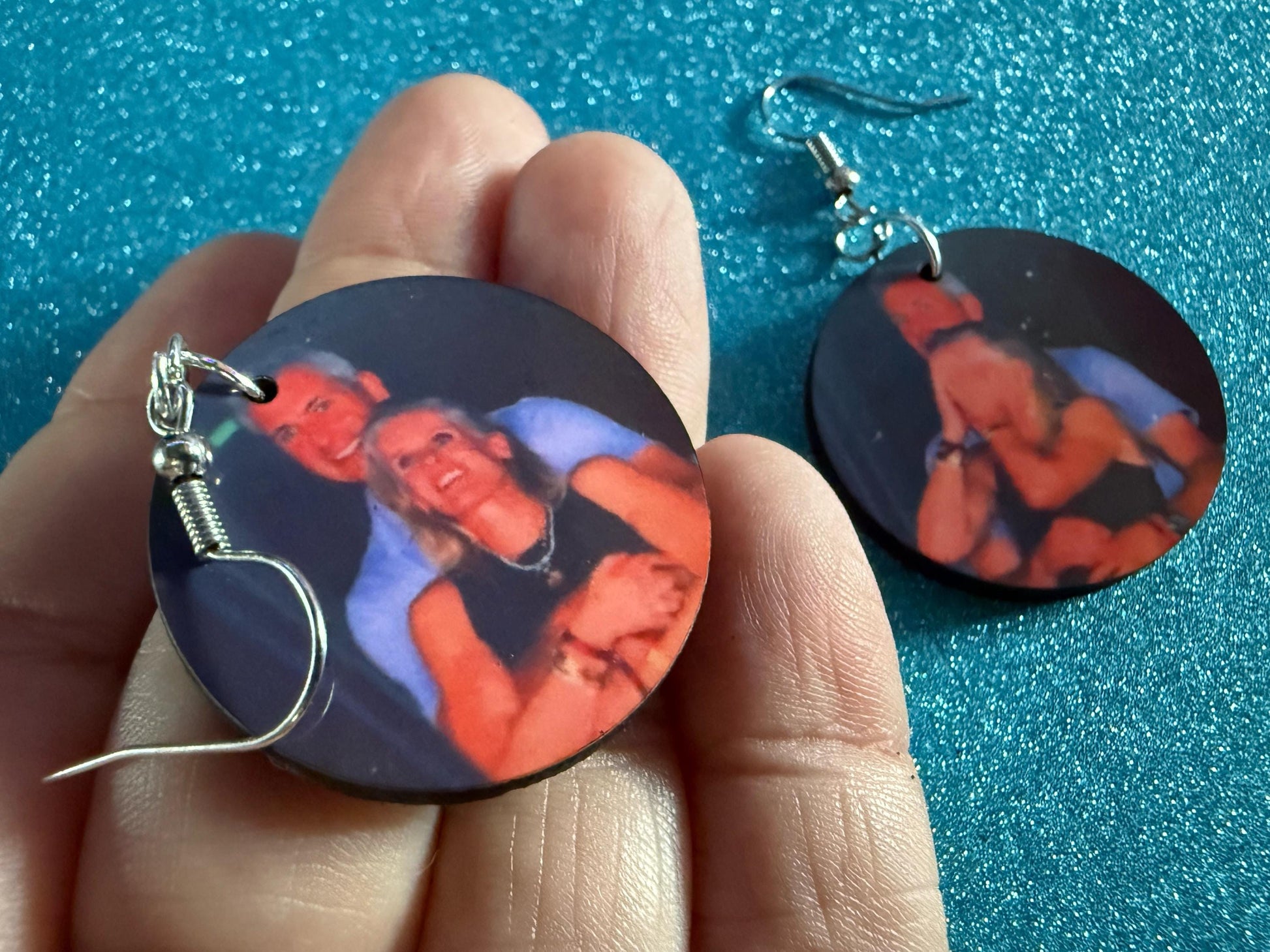 Coldplay Kiss Cam Earrings - Meme Earrings Concert Affair