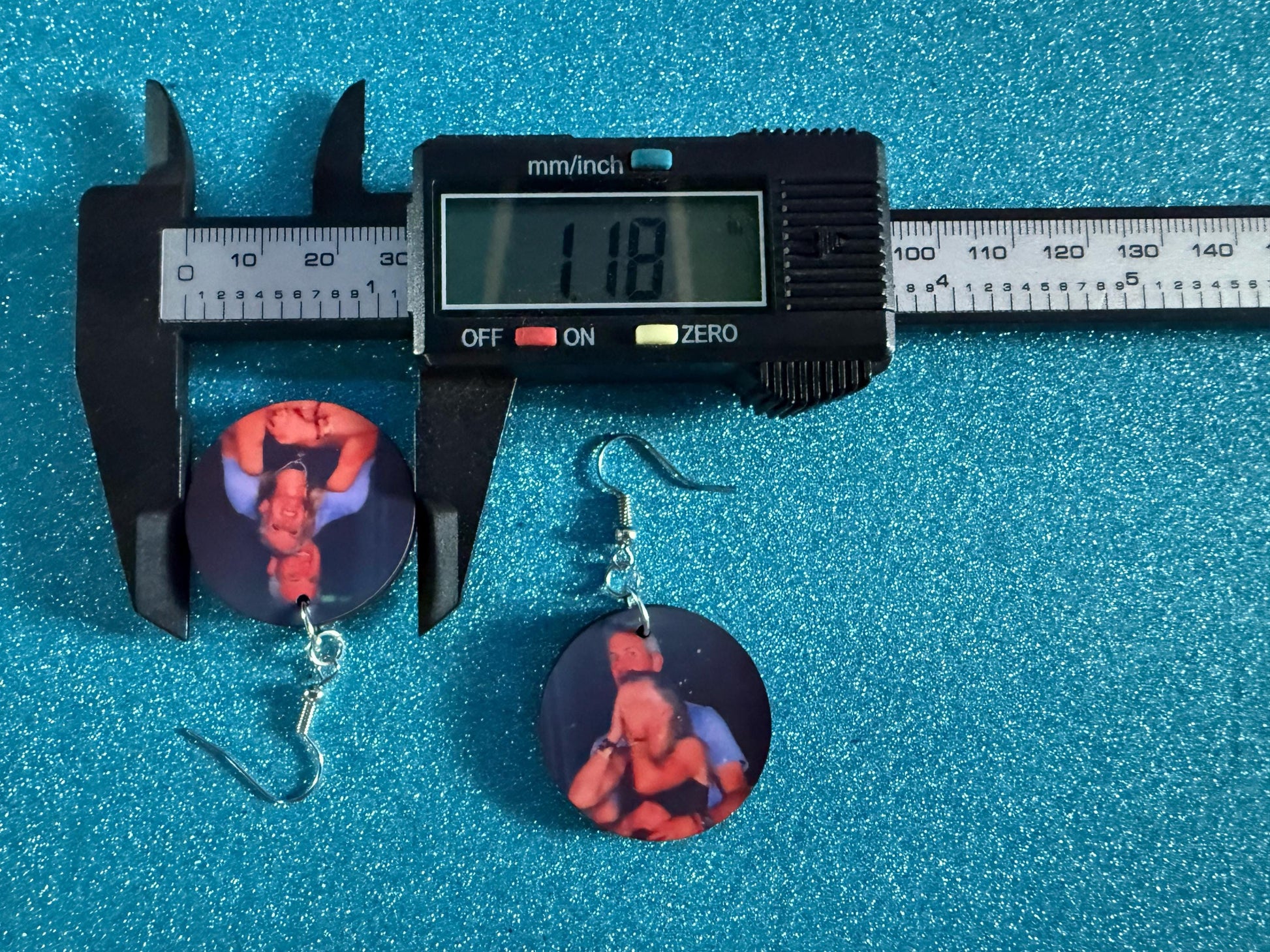 Coldplay Kiss Cam Earrings - Meme Earrings Concert Affair